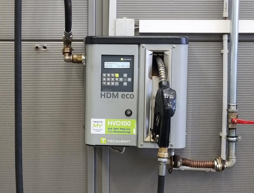 Zapfsäule für HVO100-Kraftstoff mit Displayanzeige; graue Farbe, industrielle Umgebung.