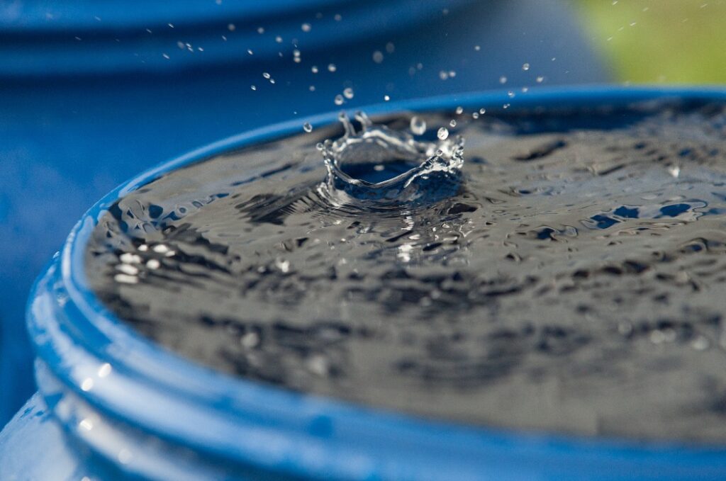 Regen, der sich in einem Regenwassertank sammelt