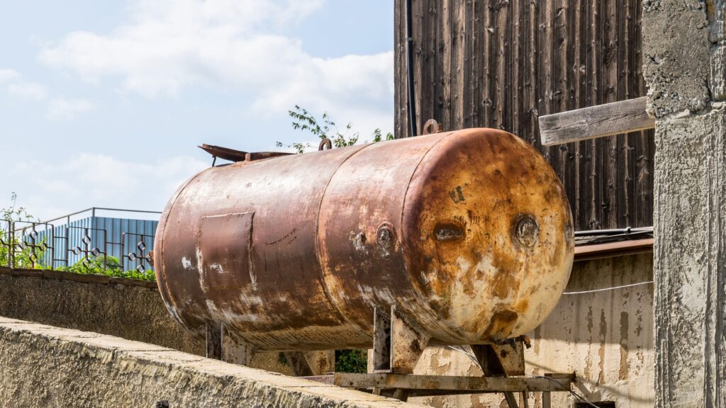 Alte rostige Metallzisterne
