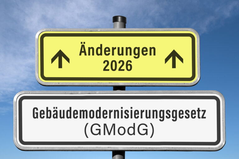 Zwei gelbe und weiße Straßenschilder mit schwarzen Pfeilen und Text zur Gesetzesänderung